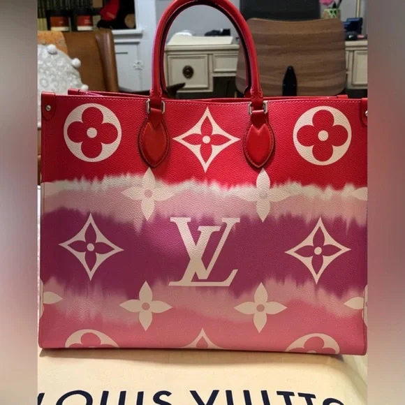 Louis Vuitton Limited Edition Escale Monogram OnTheGo GM Tote w/COA - Picture 4 of 16
